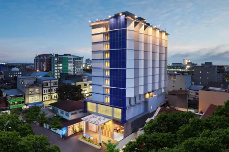 Aston Inn Pantai Losari Makassar Отели рядом с достопримечательностью «Wisma Pattimura»