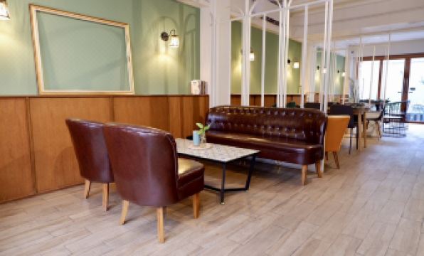 Red Panda Hostel & Cafe