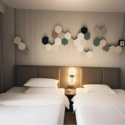 Longjin Hotel (Nanning Jinhu Plaza) Hotels near Qingxiu