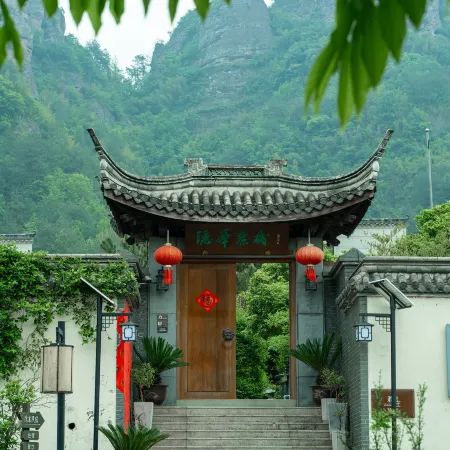 Xinchang Hidden Peak Foot Inn (19th Peak Scenic Area Classic of Mountains and Seas Heroic Road)