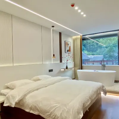 Emei Mountain Hongqi Hotel (Emei Mountain Scenic Area Store) Hotels near Qingyin Pavilion