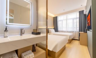 Jifeng Hotel (Heihe Central Commercial Pedestrian Street)