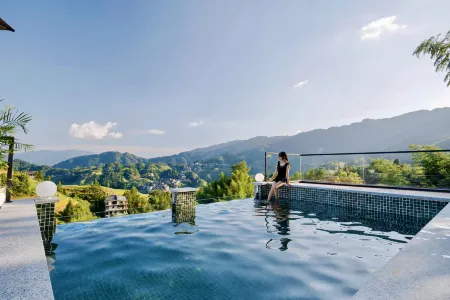 Chenyunxuan·Cloud Pool Panoramic Hotel (Jinfo Ding No.3 Observation Deck Branch) Отели рядом с достопримечательностью «Golden Buddha Peak View Point»
