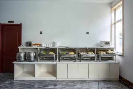 City Comfort Inn (Baoding Xiong County government ) Отели рядом с достопримечательностью «Baiyangdian Lake»