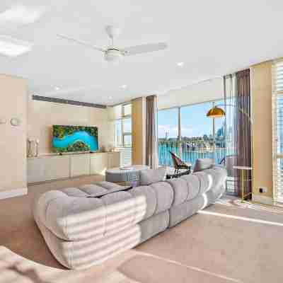 Sydney's Landmark Views from Luxury 2Bd Apt Rooms