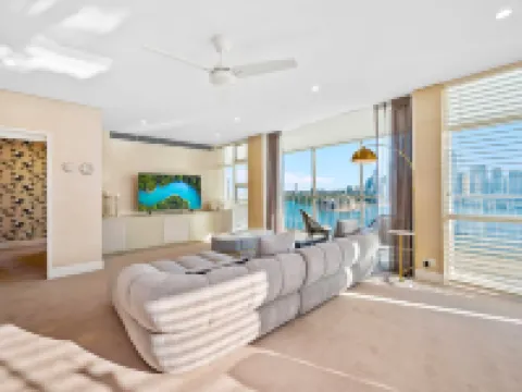 Sydney's Landmark Views from Luxury 2Bd Apt Hotels in Kirribilli
