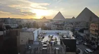 Pyramid Edge Hotel & Exclusive Pyramids View Rooftop Hotel dekat Pyramid of Menkaure