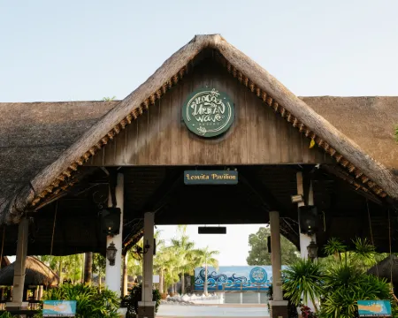 Ilocos Urban Wave Resort Hotel ラワグのホテル