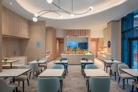 Holiday Inn Express Haikou Int'l Duty Free City by IHG Отели рядом с достопримечательностью «Jinshawan Coastal Park»
