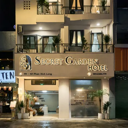 Secret Garden Hotel Phan Xich Long by Urban B Отели рядом с достопримечательностью «Конгресс-центр GEM Centre»