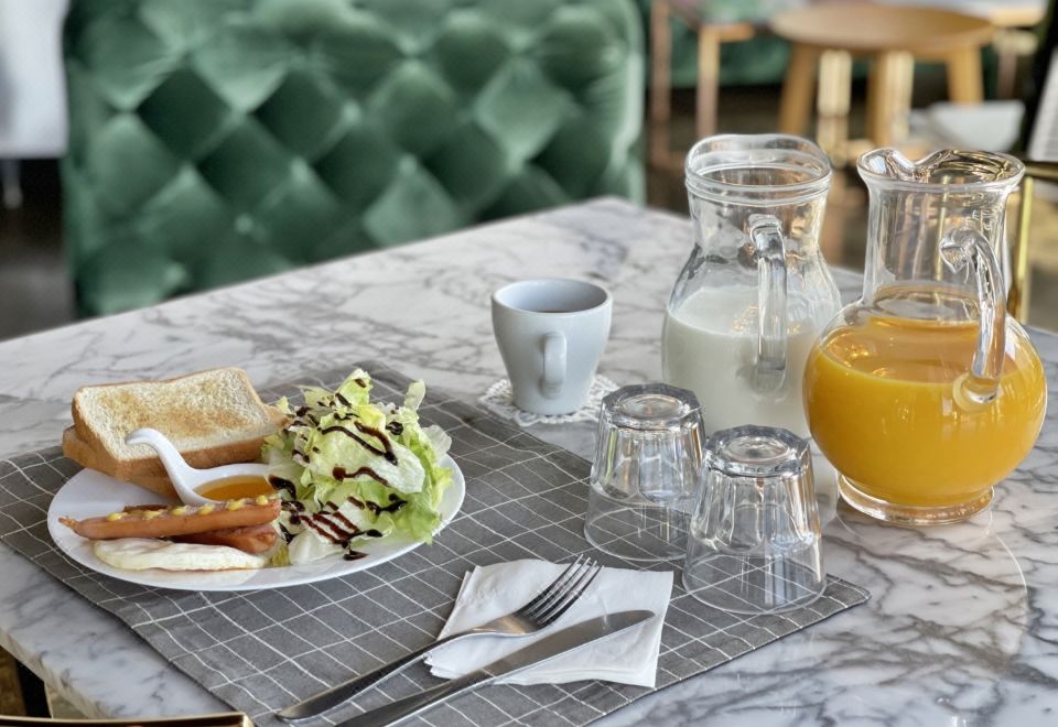 나인부띠끄 호텔의 조식 또는 수영장