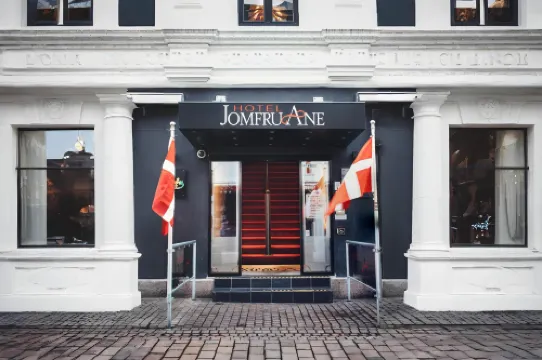 แดนเซ็นเตอร์ โรงแรม ยอมฟรู อาเน