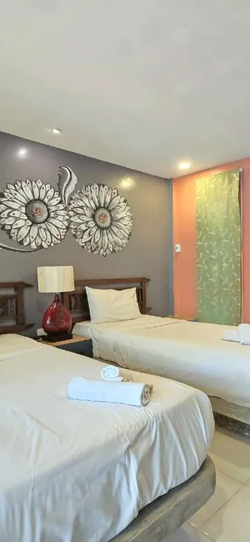 Modern Twin Room With Bathtub