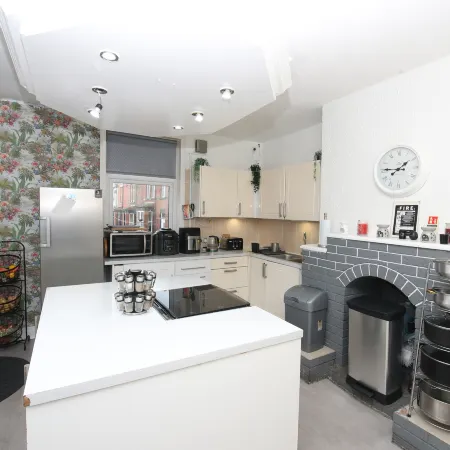 Woodville Lodge Leeds Free Parking Direct Bus to City Centre