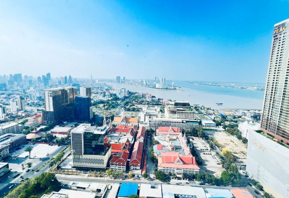 더 브리지 클럽 수영장