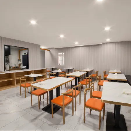 Banyuedao Smart Hotel (Yibin Guanying Ancient Street)