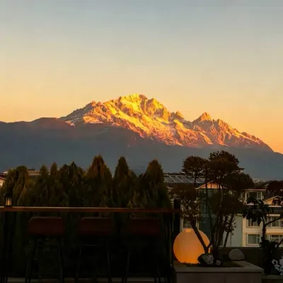 麗江古城汐嶼山渡·日照金山·空中花園·360度高空全景度假行館 黑龍潭公園附近的飯店