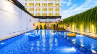 Metro Park View Hotel Kota Lama Semarang - Pools
