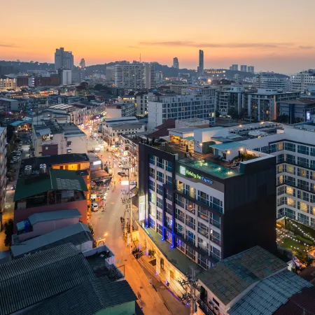 Holiday Inn Express PATTAYA CENTRAL by IHG Отели рядом с достопримечательностью «Калссик Караоке»