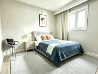 Private Room Downtown Toronto Queen Street Oasis โรงแรมใกล้พื้นที่ทางทหาร Fort York