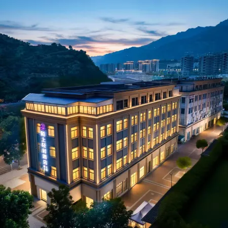 Moshang Qingju Hotel (Chongqing Fengjie High-Speed Railway Station Binhe Park Branch)