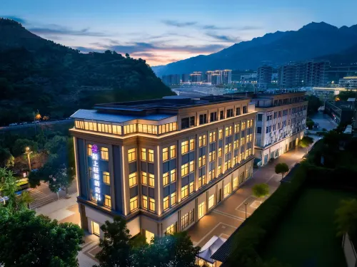 Moshang Qingju Hotel (Chongqing Fengjie High-Speed Railway Station Binhe Park Branch) - parking