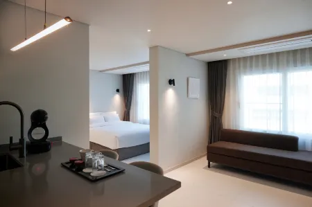 The Connoisseur Residence Hotel