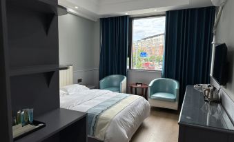 Yilong Zhongjian Business Hotel - Housity