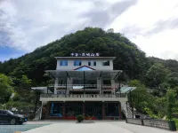 flower mountain residence - parkir