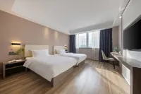 Pingyang Chenmao Guowei Hotel (Wanquan Zhenglou Industrial Zone Zilai Venture Park)
