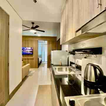 Gavin's Place @ FAME Residences Dining/Meeting Rooms