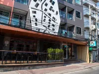 Mad Monkey Phuket Hotel di Phuket