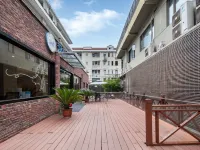 HanTing Premium Hotel (Shanghai Loushanguan Road Subway Station) Hotels near Changning