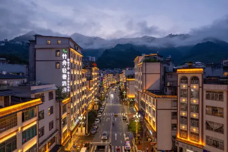 BAMBOO BOAT Light Luxury Hotel (Weixin Huan Cheng Xi Road) Отели в г. Вейсинь