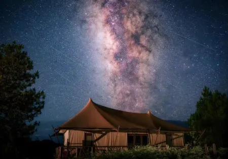 Kangteng Alulaka Tent Camping Hotel Отели рядом с достопримечательностью «The First Bend of Nujiang River»