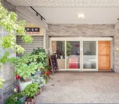 Purple Flower House Hotels near Anping Tree House