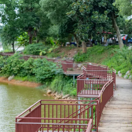 Floral Hotel · Yichang Lakeside Mountain House Hotel (Three Gorges Airport Yuting Industrial Zone)