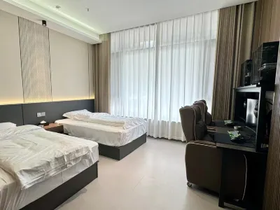 Shibaiyun E-Sports Hotel (Xincheng City Plaza) Hotels near Yingshangbei Railway Station