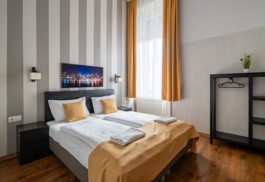 풀 문 부다페스트