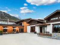 麥阿聰如意•梵境藏墅度假莊園（香格里拉獨克宗古城店） 噶丹松贊林寺附近的飯店