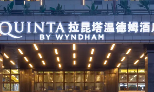 Wyndham La Quinta (Qionghai Yinhai Road)