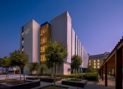 ميلينيوم ريزيدنسز جزيرة السعديات Hotels near جامعة نيويورك أبوظبي