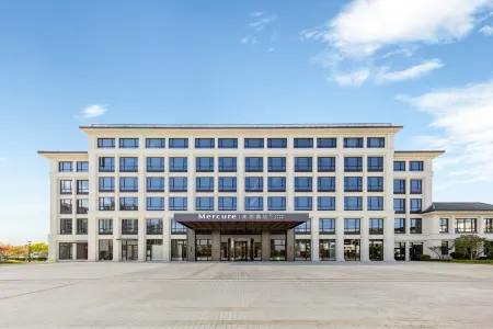 Mercure Hotel (Putuoshan Airport Zhujiajian Centipede Zhi Wharf) Отели рядом с достопримечательностью «Great Yuantong Palace»