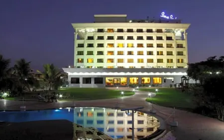 Sun-n-Sand Shirdi Отели рядом с достопримечательностью «Shree Saibaba Sansthan Trust, Shirdi»