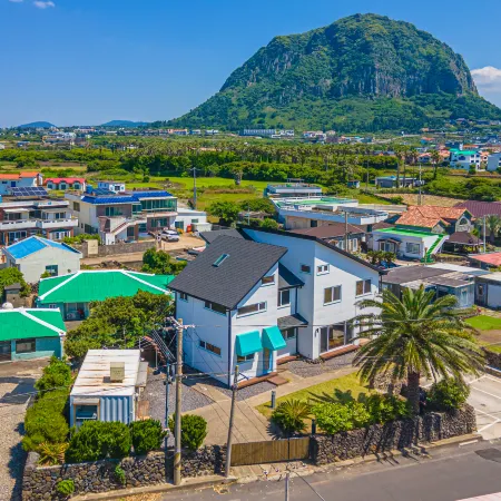 Rein Jeju Family Room with Mountain 101 Отели рядом с достопримечательностью «Храм Санбангульса»