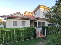 Sydney Meets Miranda, Comfy 4 Bedroom home,7 beds 로열 내셔널 파크 코스털 워크 주변 호텔