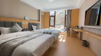 KYIKHANGADVANCEDCONDITIONEDGRANDHOTEL فنادق في دينغ رى