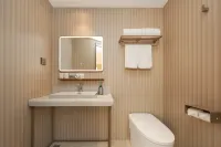 HanTing Hotel (Eurasia Shopping Center, Tongjiang Road, Baishan) - parking