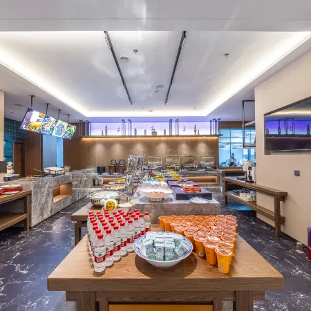 Dunhuang Binhe International Hotel (Dunhuang Night Market & Dunhuang Bookstore)