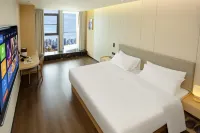 Home UP Huayi Collection Hotel (Khorgas National Gate Scenic Area) - Kolam Renang